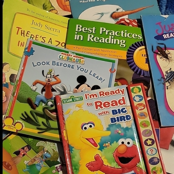 Bundle of 3 Holiday Themed Picture Books Halloween, Valentines Day, ThanksGiving - Picture 9 of 9